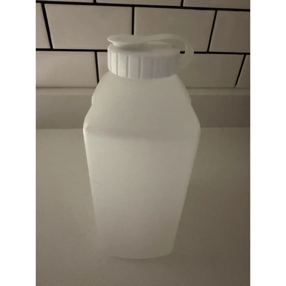 Vintage Rubbermaid 2 Quart 64 Oz Servin Saver Drink/Beverage Pitcher/Bottle 2468